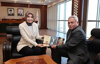 Usta Yazar Şahintepe, Kitaplarını Vali Yiğitbaşı'na Takdim Etti