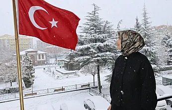 Vali Yiğitbaşı'dan Anlamlı Mesaj: Türk Bayrağı ve Mor-Beyaz Kalpler