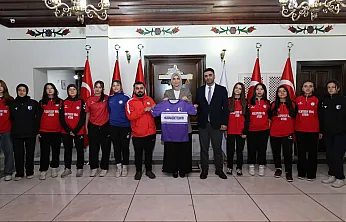 Vali Yiğitbaşı, Kadın Futbolcuların Şampiyona Heyecanını Paylaştı