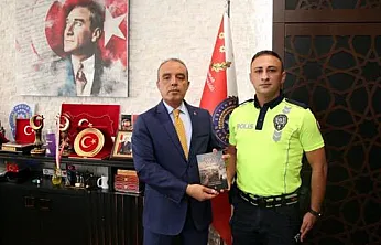 Yazar Trafik Polisi Kitabını Emniyet Müdürüne İmzaladı