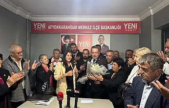Yeni Parti'de Çiçeklerle Devir-Teslim
