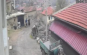 Yerde Yatan Karısının Kafasına Tekme Attı