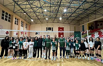 Yeşilay Afyonkarahisar Şubesi, ücretsiz voleybol kursu düzenliyor
