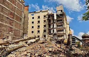 Yıkım Kabusa Döndü: Molozların Vurduğu İş Yerleri Kapatıldı