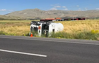 Yol Kenarına Devrilen Tankerin Sürücüsü Yaralandı
