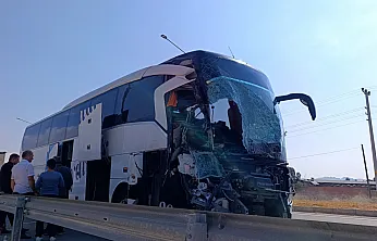 Yolcu Otobüsü Kamyonete Çarptı: 1 Ölü, 15 Yaralı