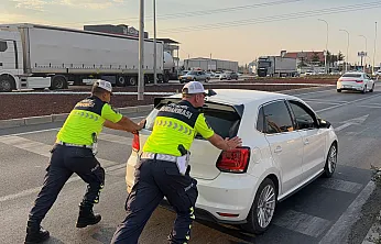 Yolda Kalan Sürücünün İmdadına Trafik Jandarması Yetişti