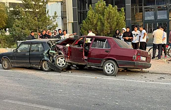 Yön Tabelası Ve Park Halindeki Araca Çarpan Otomobilde 3 Kişi Yaralandı