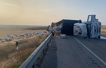 Yüzlerce Saman Balyası Yola Savruldu