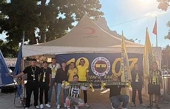 Zafer Meydanı'nda Fenerbahçeliler Günü'nü Kutladılar