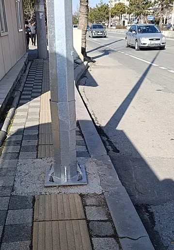 Bu Kadarı da Olmaz: Engelli Yoluna Elektrik Direği Dikildi