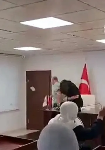 Müstehcen Görüntüleri Ortaya Çıkan Belediye Başkanı'na Yumurtalı Protesto