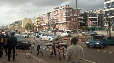 Afyon'da Bu Kavşak Neden Kapanmıyor? Yine Kaza, Yine Yaralı