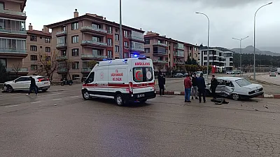 Afyon'da Kontrolden Çıkan Otomobil Zincirleme Kazaya Neden Oldu