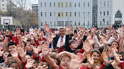 Afyon'da Milli Eğitim Müdürü'ne Öğrencilerden Sevgi Seli