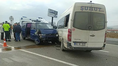 Afyon'da Minibüslerin Çarpıştığı Kazada 7 Yaralı