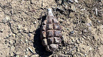 Afyon'da Tarlasını Sürerken Patlamamış El Bombası Buldu