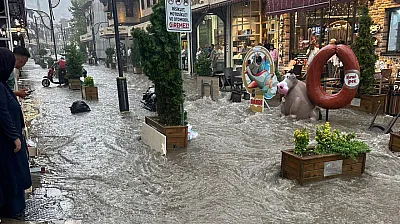 Afyon'da Uzun Çarşı'yı Sel Bastı! Her Yer Göle Döndü