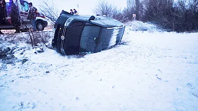 Afyonkarahisar'da Buzlanan Yolda Minibüs Şarampole Devrildi: 5 Yaralı