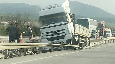 Afyonkarahisar'da Kontrolden Çıkan Tır Bariyerlere Çarptı