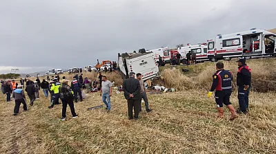Afyonkarahisar'da Midibüs Şarampole Devrildi: 25 Kişi Yaralandı