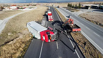 Afyonkarahisar'da Tır Devrildi: 20 Ton Meyve Yola Saçıldı