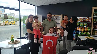 Akaryakıt İçin Gelen Misafirlere Zafer Bayramı Hediyesi
