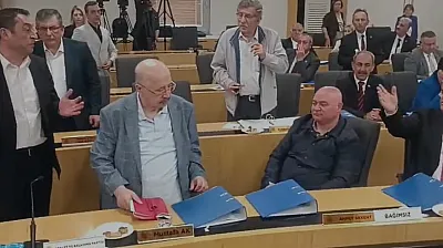 Belediye Meclisi'nde Konuşma İzni Verilmedi, Belediye Girişinde Açıklama Yaptı