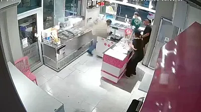 Dondurmacıdaki Cinayeti Kamerada. Önce Kameraya El Salladı, Sonra Vurdu
