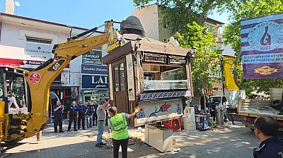 Esnaf Kendini Çatıya Zincirledi, Polis Ve Zabıta Eşliğinde Büfeler Kaldırıldı