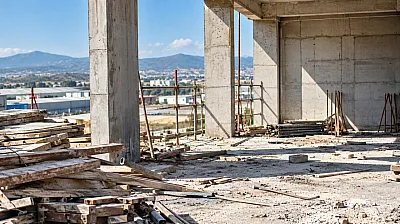 İnşaat İşçisi Metrelerce Yükseklikten Düştü