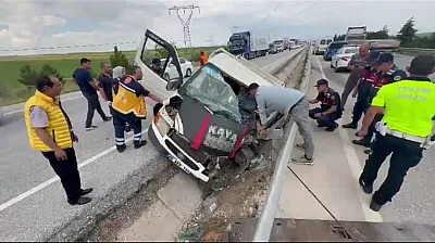 Kazada Araçta Sıkışan Sürücünün İmdadına Vinç Operatörü Yetişti