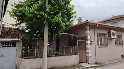 Kiraz Toplarken Demir Korkuluğun Üzerine Düşüp Öldü