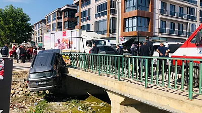 NİKO Önünde İlginç Kaza. Araç Sulama Kanalına Uçtu