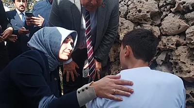 O Görüntüler Ülke Gündeminde. Vali Yiğitbaşı'nın Öğrenciye Gösterdiği Şefkat Türkiye'yi Duygulandırdı