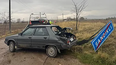 Sandıklı'da Kontrolden Çıkan Otomobil Hurdaya Döndü