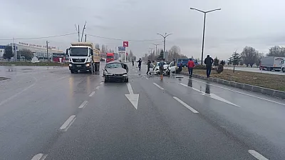 Sinanpaşa'da Can Pazarı! İki Araç Çarpıştı, Yaralılar Araçta Sıkıştı
