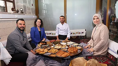 TRT'nin Sevilen Programı Afyon'da Çekildi: Vali Yiğitbaşı Mutfağa Girdi