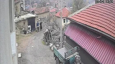 Yerde Yatan Karısının Kafasına Tekme Attı