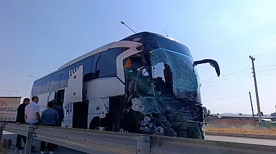 Yolcu Otobüsü Kamyonete Çarptı: 1 Ölü, 15 Yaralı