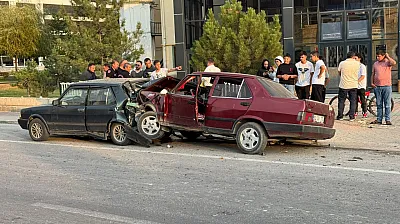 Yön Tabelası Ve Park Halindeki Araca Çarpan Otomobilde 3 Kişi Yaralandı