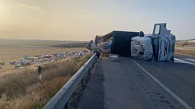 Yüzlerce Saman Balyası Yola Savruldu