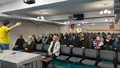 Bu Konferansta Dijital Fırsatlar Ve Riskler İrdelendi