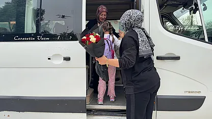 Kendisine Emanet Edilen Minikleri 'Anne' Şefkatiyle Taşıyor