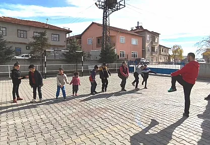 Altıntaş Zafer İlkokulu'nda Özel Öğrencilerin Sabah Sporu Coşkusu