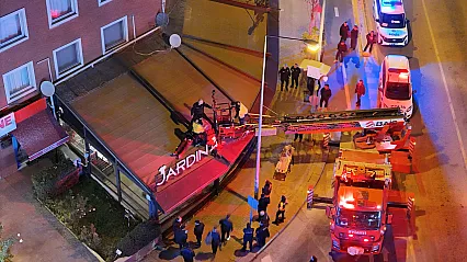 2'nci Kattan Kafenin Tentesine Düşen Şahsı İtfaiye Aşağıya İndirdi