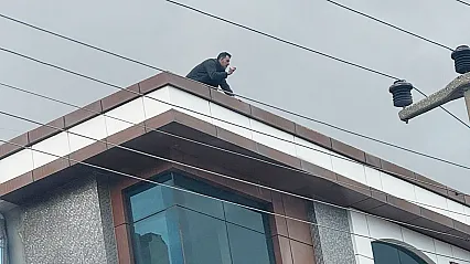 Afyon'da Çatıya Çıkan Adama İkna Seferberliği
