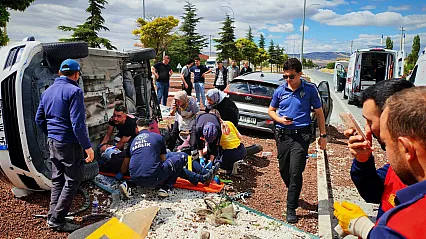 Afyon'da Feci Kaza! Otomobiller Savruldu, 7 Yaralı