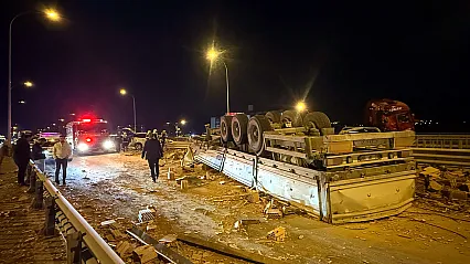Afyon'da TIR ile Araçlar Çarpıştı, TIR Devrildi, Yol Kapalı, Yaralılar Var