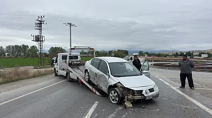Emirdağ'da Trafik Kazası! Otomobil Refüje Girdi